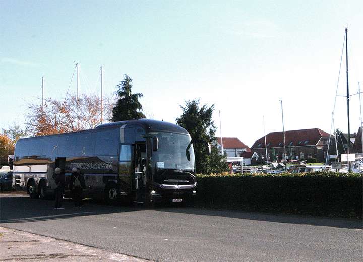 Reisebus lenkt Richtung Sammelpunkt
