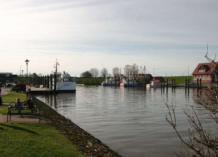 Hafenansicht mit ankernden Booten und Promenaden-Kay