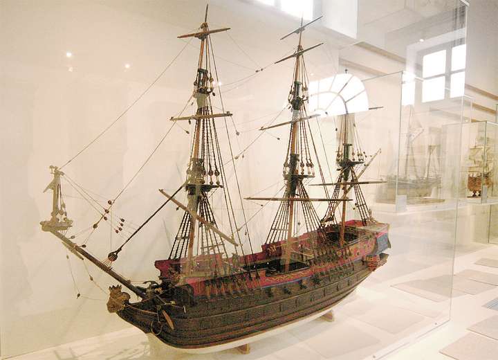 Ansicht eines dreimastigen Modelsegelschiffes hinter einer Vitrine