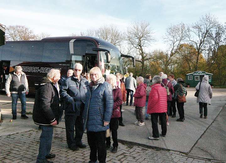 Eine Busfahrtgruppe sammelt sich, um einzusteigen